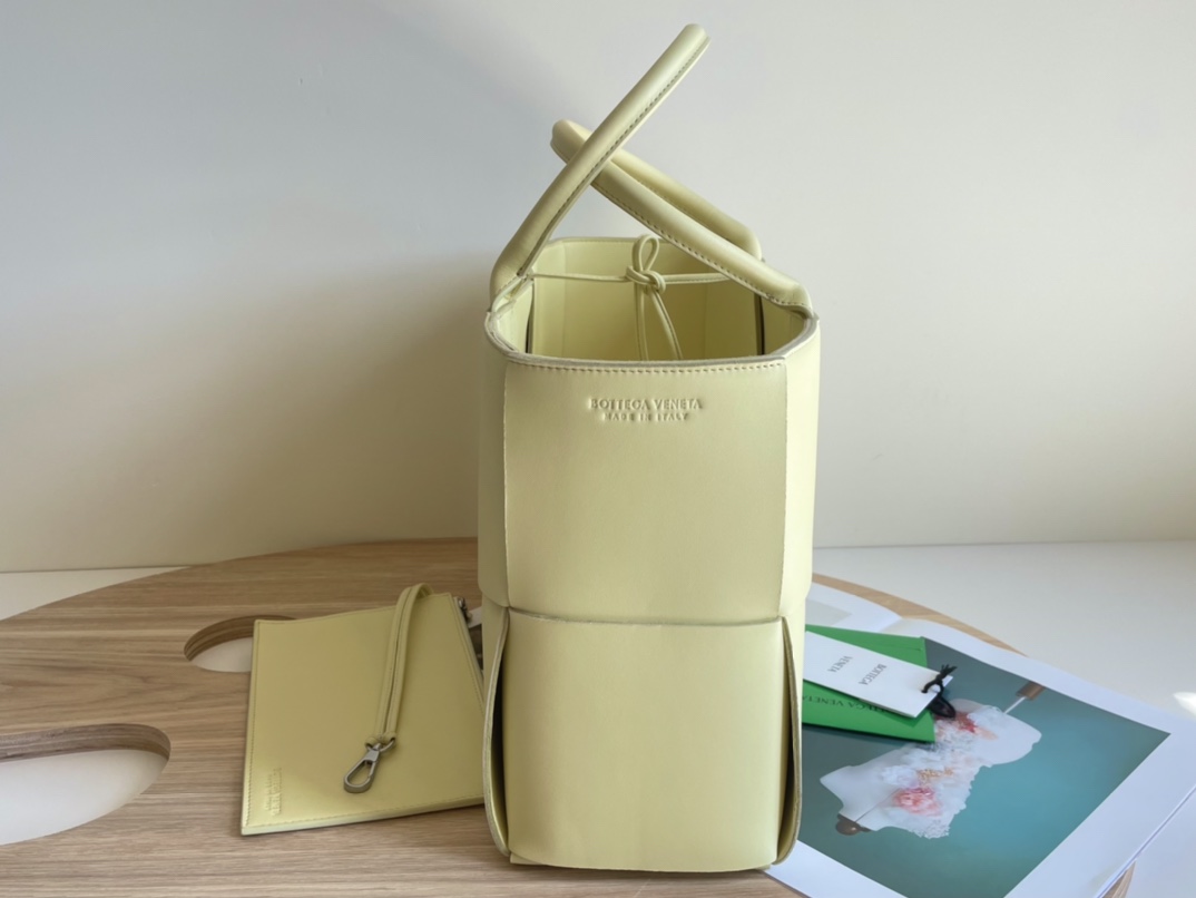 Medium Arco Intreccio Leather Tote Bag Light Yellow